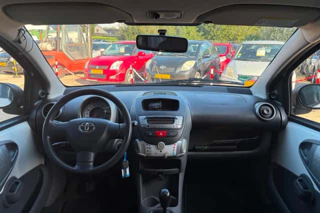 Toyota Aygo (2012) thumbnail 2