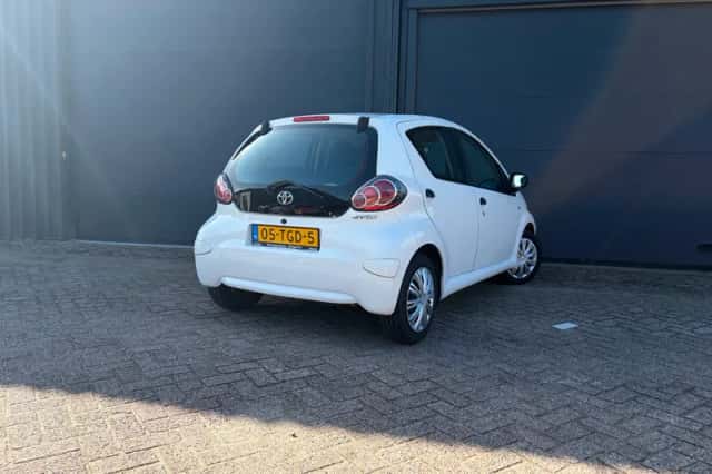 Toyota Aygo (2012) thumbnail 3