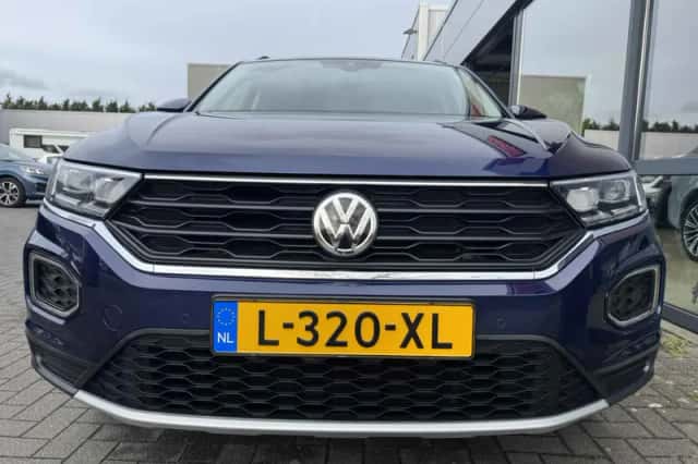 Volkswagen T-Roc (2019) thumbnail 3