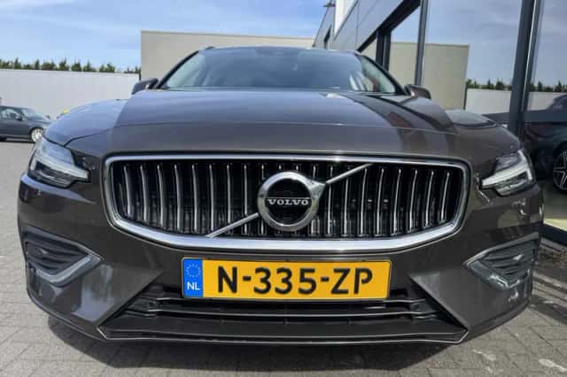 Volvo V60 (2022) thumbnail 3