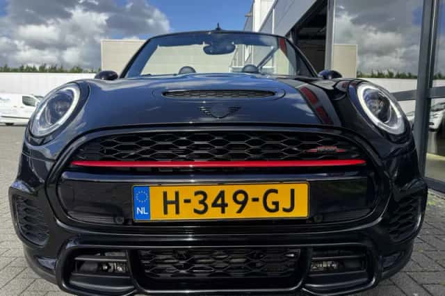 MINI Cooper (2016) thumbnail 3
