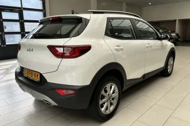 Kia Stonic (2023) thumbnail 3