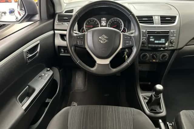 Suzuki Swift (2015) thumbnail 2