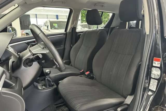 Suzuki Swift (2015) thumbnail 4