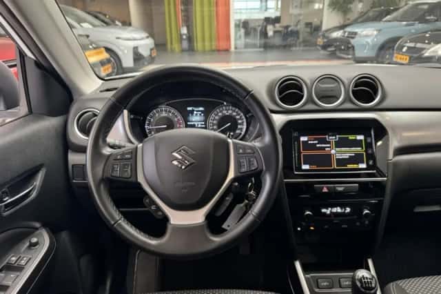 Suzuki Vitara (2022) thumbnail 2