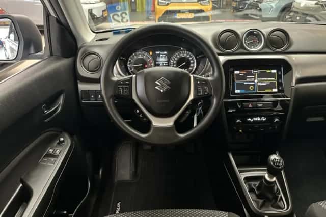 Suzuki Vitara (2022) thumbnail 2