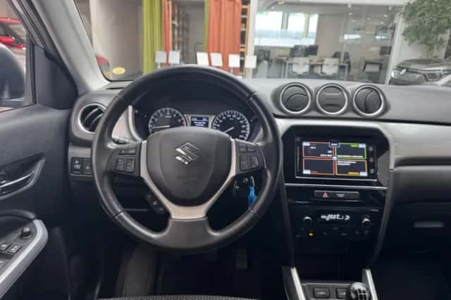 Suzuki Vitara (2017) thumbnail 2