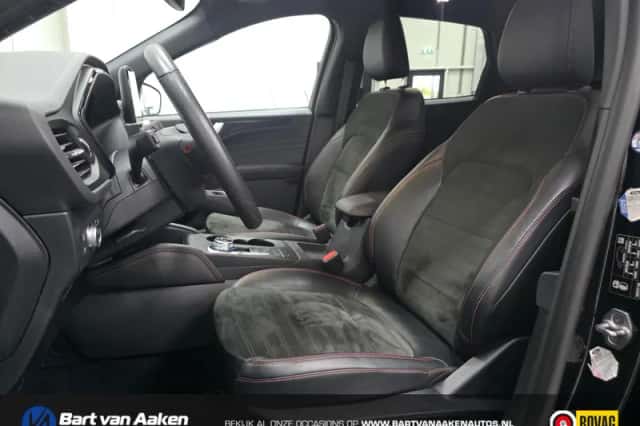 Ford Kuga (2023) thumbnail 4