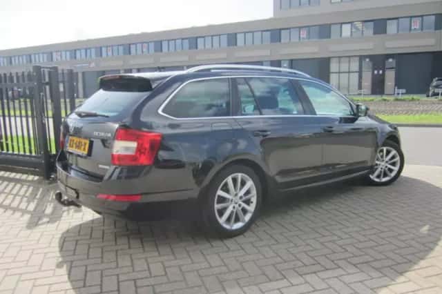 Škoda Octavia (2016) thumbnail 2