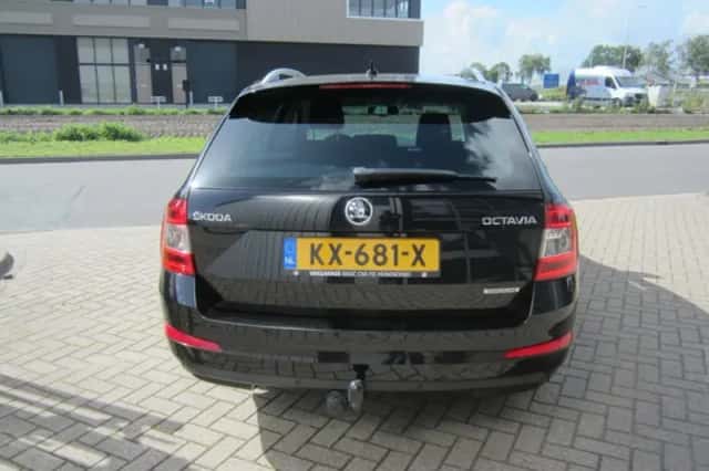 Škoda Octavia (2016) thumbnail 3