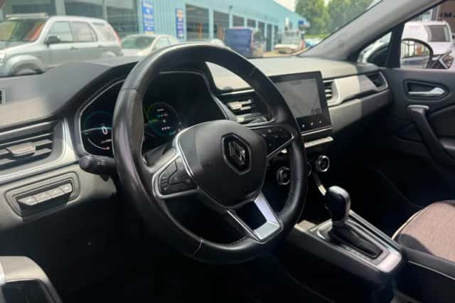 Renault Captur (2022) thumbnail 2