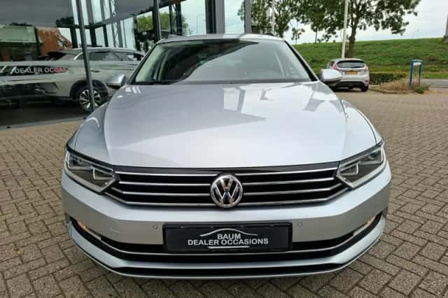 Volkswagen Passat (2018) thumbnail 2