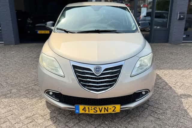 Lancia Ypsilon (2011) thumbnail 2