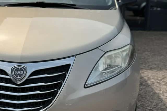 Lancia Ypsilon (2011) thumbnail 3