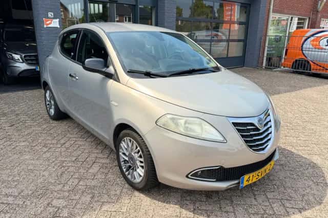 Lancia Ypsilon (2011) thumbnail 4