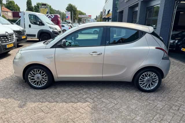 Lancia Ypsilon (2011) thumbnail 5