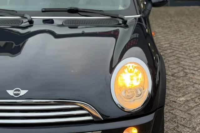 MINI Cooper (2006) thumbnail 3