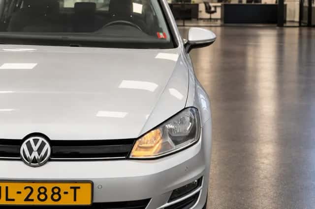 Volkswagen Golf (2016) thumbnail 3