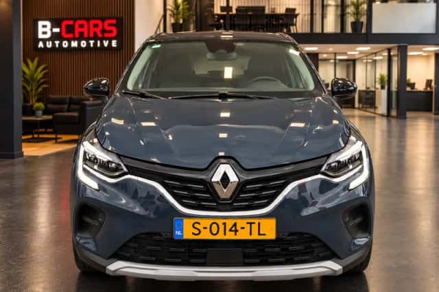 Renault Captur (2023) thumbnail 2