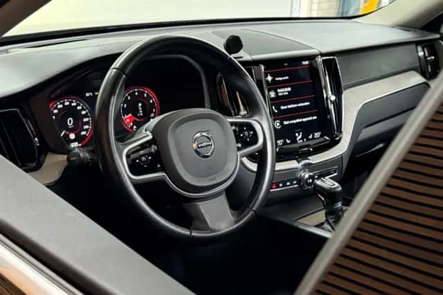 Volvo XC60 (2019) thumbnail 2