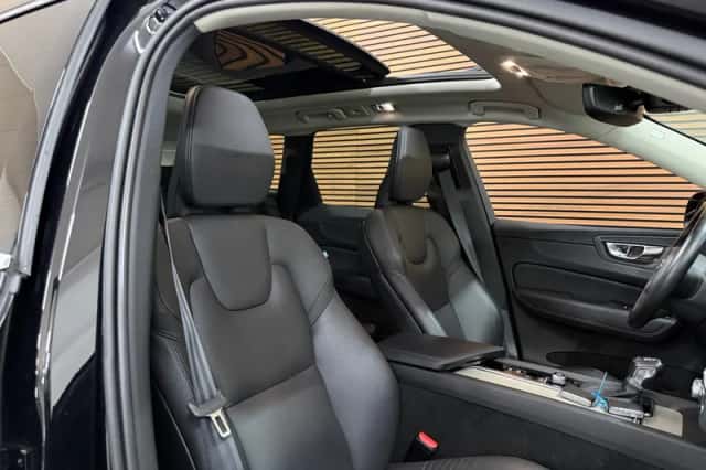 Volvo XC60 (2019) thumbnail 3