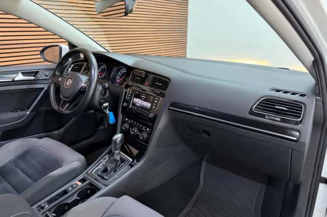 Volkswagen Golf (2016) thumbnail 5