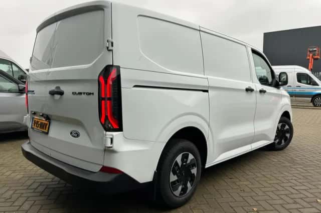 Ford E-Transit Custom (2025) thumbnail 3