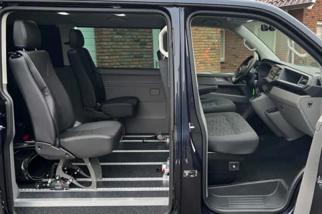 Volkswagen Caravelle (2023) thumbnail 2