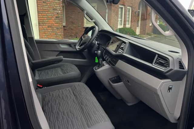 Volkswagen Caravelle (2023) thumbnail 3