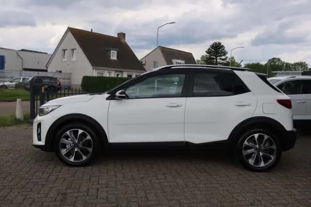 Kia Stonic (2018) thumbnail 4