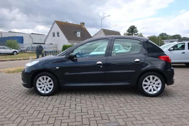 Peugeot 206+ (2011) thumbnail 4