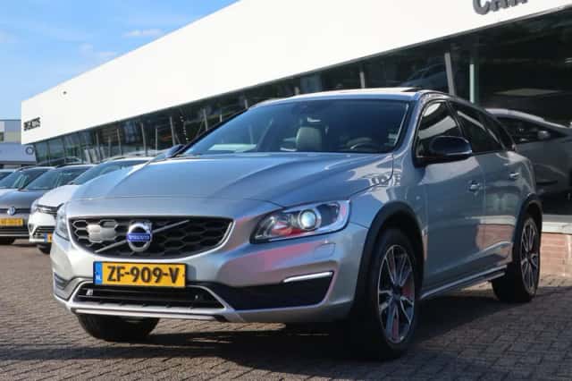Volvo V60 Cross Country (2017) thumbnail 1