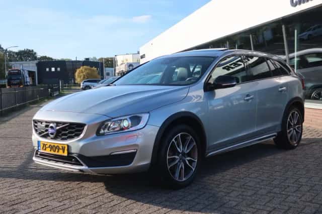Volvo V60 Cross Country (2017) thumbnail 3