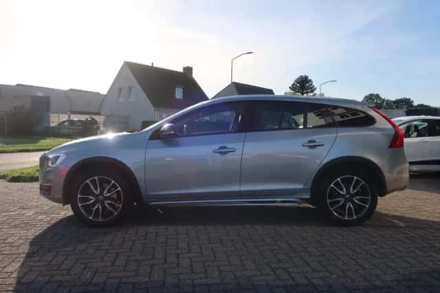 Volvo V60 Cross Country (2017) thumbnail 4