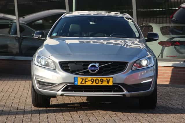 Volvo V60 Cross Country (2017) thumbnail 5