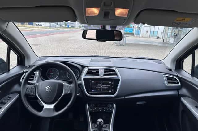 Suzuki S-Cross (2018) thumbnail 4