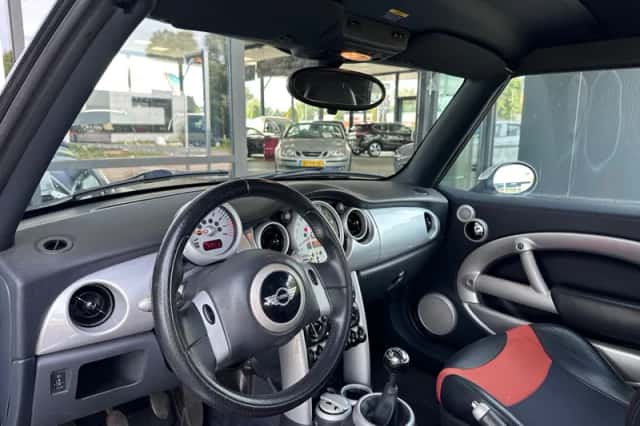 MINI Cabrio (2005) thumbnail 3