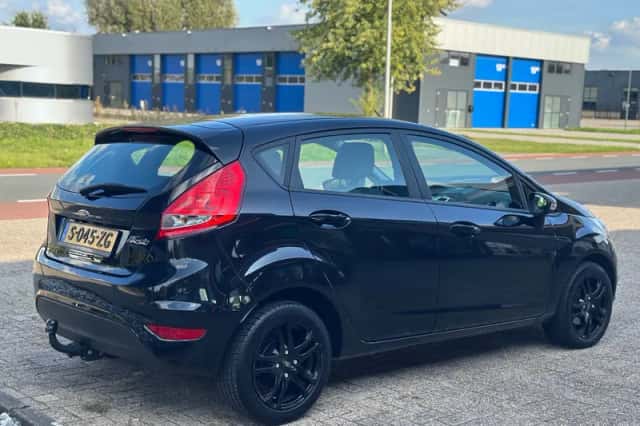 Ford Fiesta (2012) thumbnail 2