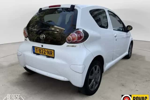 Toyota Aygo (2010) thumbnail 3