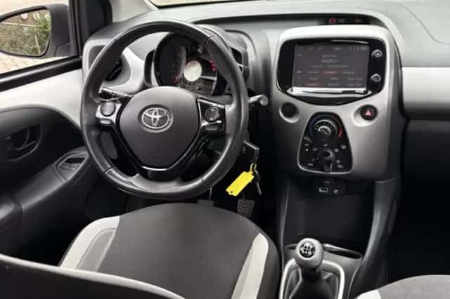 Toyota Aygo (2015) thumbnail 2
