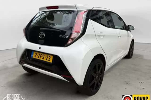Toyota Aygo (2015) thumbnail 3