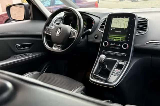 Renault Grand Scénic (2017) thumbnail 2