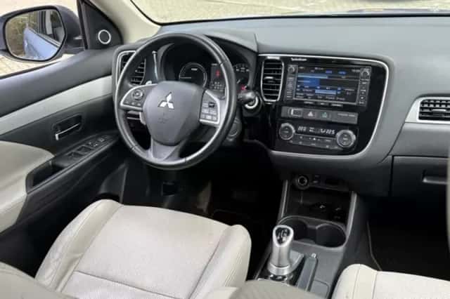 Mitsubishi Outlander (2013) thumbnail 2