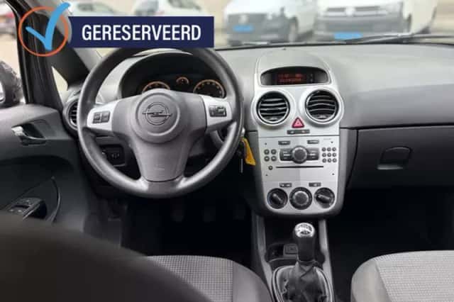 Opel Corsa (2011) thumbnail 2