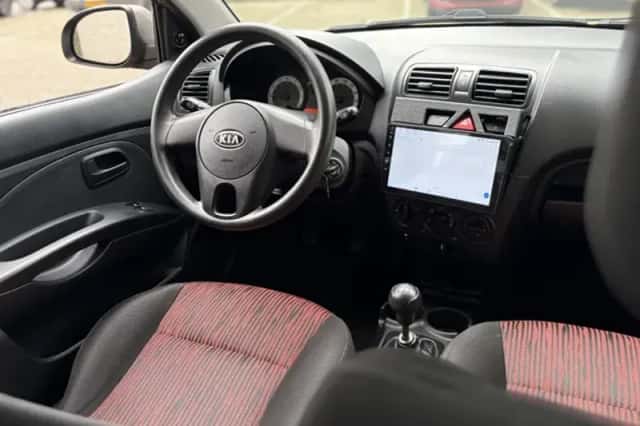 Kia Picanto (2010) thumbnail 2