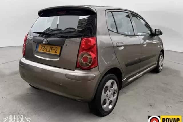 Kia Picanto (2010) thumbnail 3