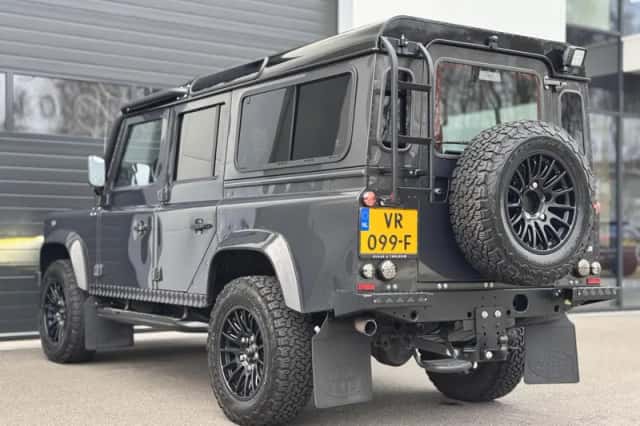 Land Rover Defender (2015) thumbnail 2
