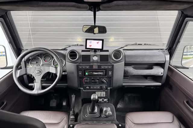 Land Rover Defender (2015) thumbnail 3