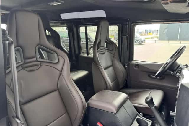 Land Rover Defender (2015) thumbnail 4
