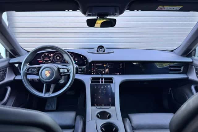 Porsche Taycan Cross Turismo (2023) thumbnail 3